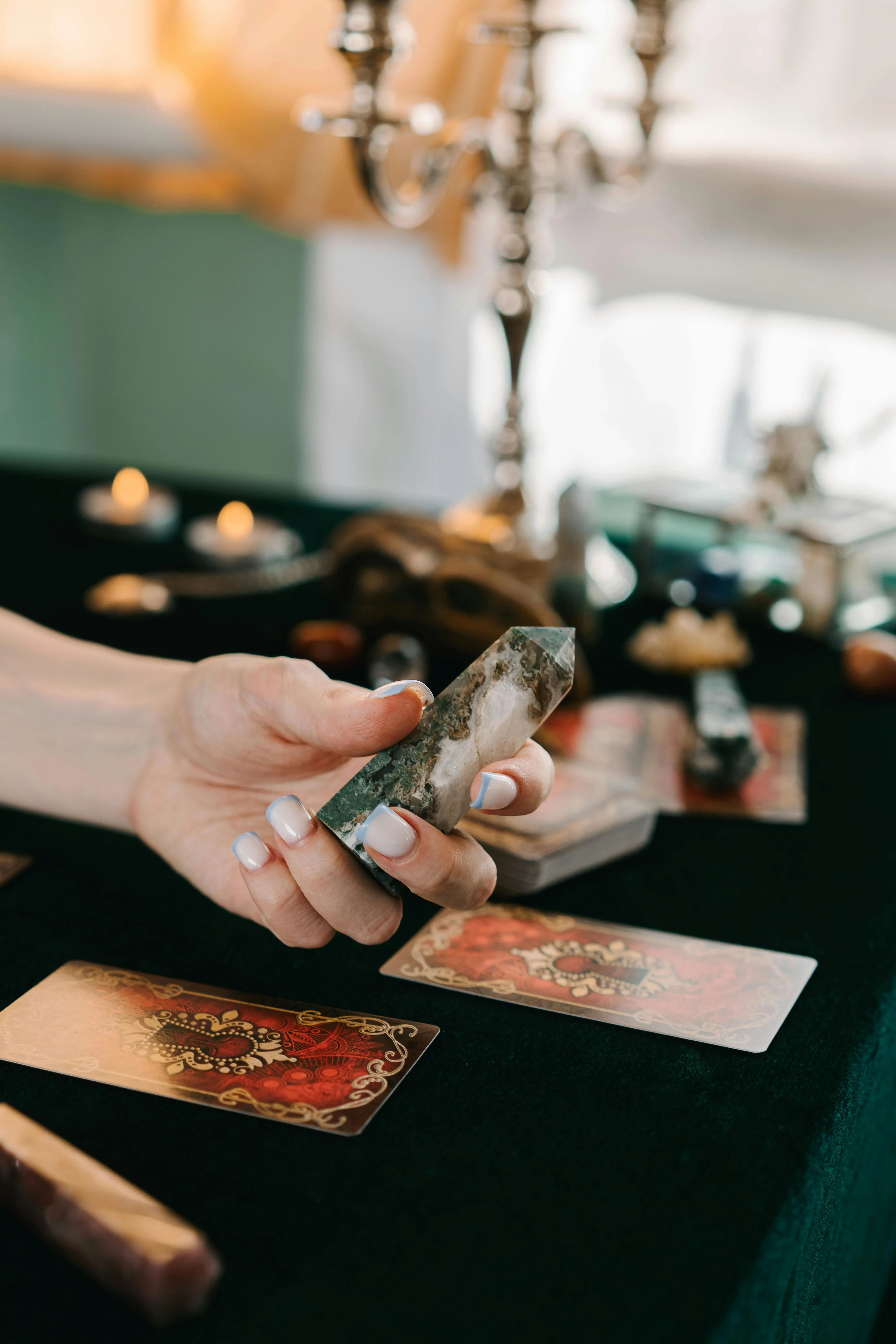 Aklındaki Kişi Ne Hissediyor? Tarot Açılımı ile Öğren