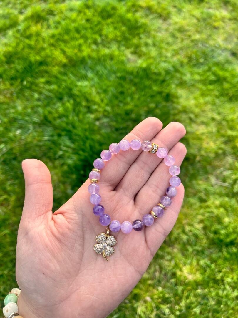 Şans ve Huzur Bilekliği – Lavender ve Zirkonyum Taşlı Yonca Charmı - 1